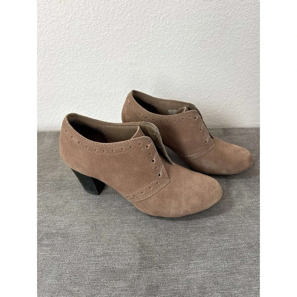Clarks Bendables Boots Womens 8.5 M Lace Up Low Ankle Bootie Brown Suede Heels